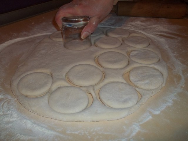 Using a Glass to Cut Khinkali Dough
