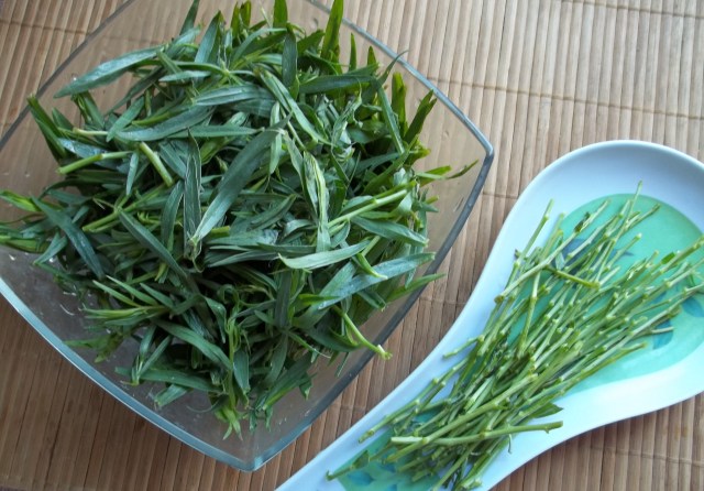 preparing tarragon for Chakapuli Recipe