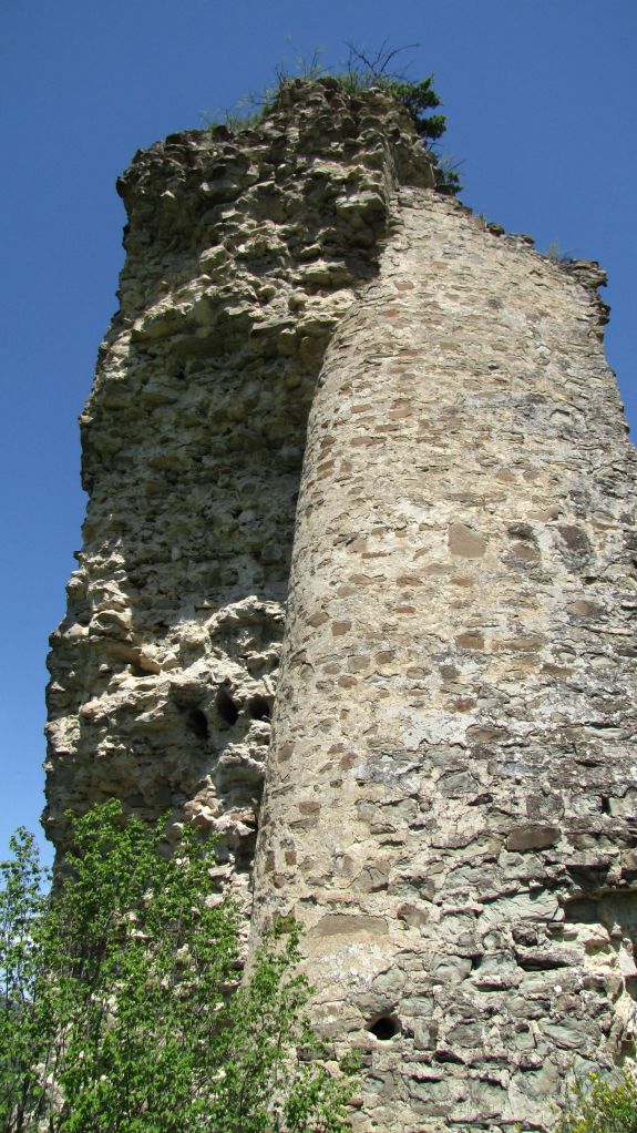 Tower at Ujarma Fortress. Photo by Jonathan Cardy, via Wikimedia Commons.