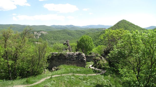 Ujarma Fortress. Photo by Jonathan Cardy, via Wikimedia Commons.