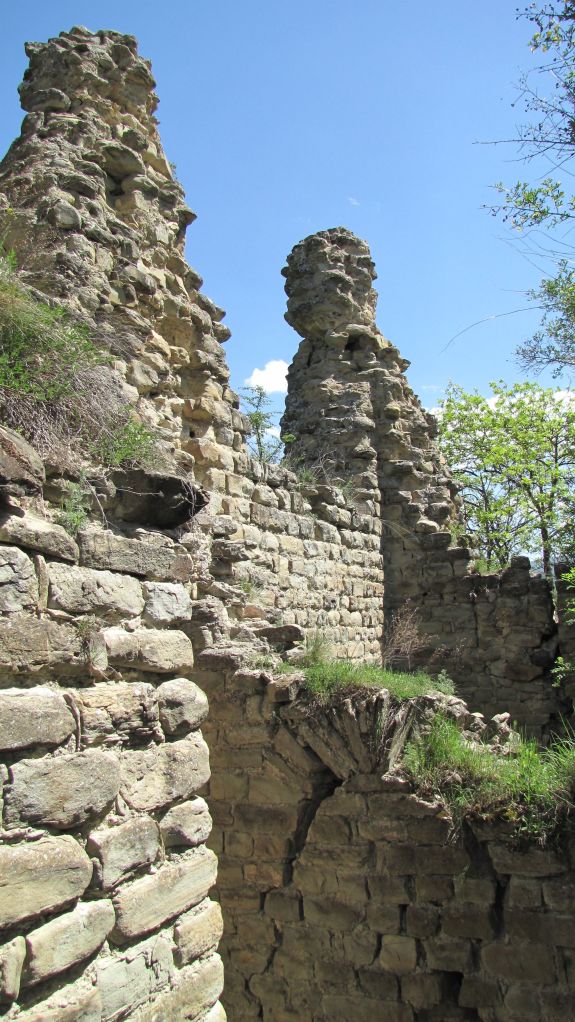 Ruined Wall and Tower at Ujarma Fortress. Photo by Jonathan Cardy, via Wikimedia Commons.