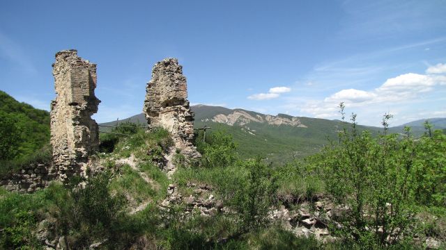 Ujarma Fortress. Photo by Jonathan Cardy, via Wikimedia Commons.