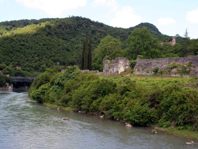 Nokalakevi Fortress by the Tekhuri River. Photo by travelgeorgia.ru, via Wikimedia Commons