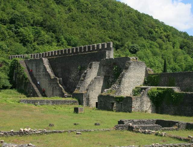 Nokalakevi Fortress. Photo by travelgeorgia.ru, via Wikimedia Commons