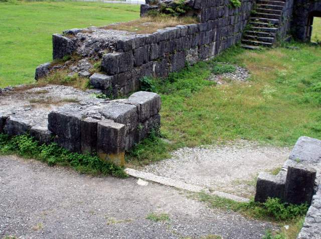 Remains of Fortifications at Nokalakevi Fortress site. Photo by travelgeorgia.ru, via Wikimedia Commons