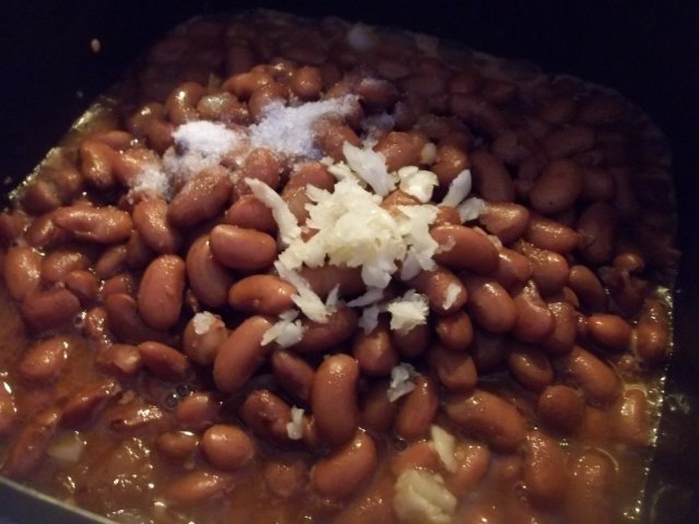 adding-garlic-and-salt-to-lobio-for-lobio-with-fried-ham-recipe