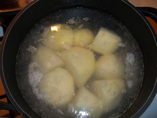 boiling-potatoes-for-khachapuri-with-potato-recipe