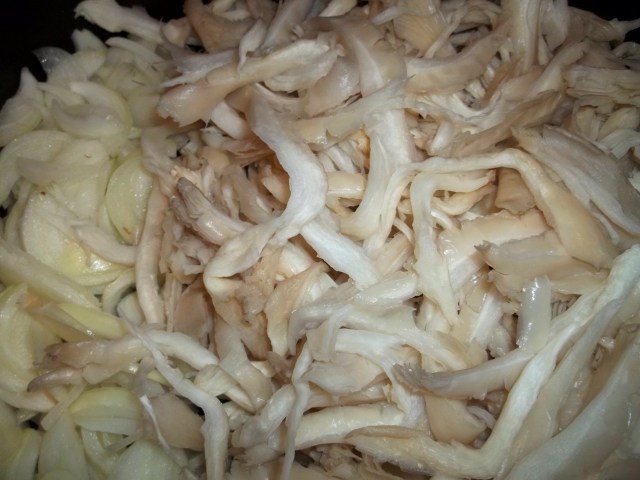 frying-oyster-mushrooms-and-onions