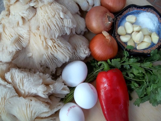 ingredients-for-oyster-mushrooms-with-eggs