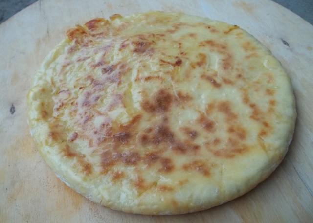khachapuri-with-potato-ready-for-serving