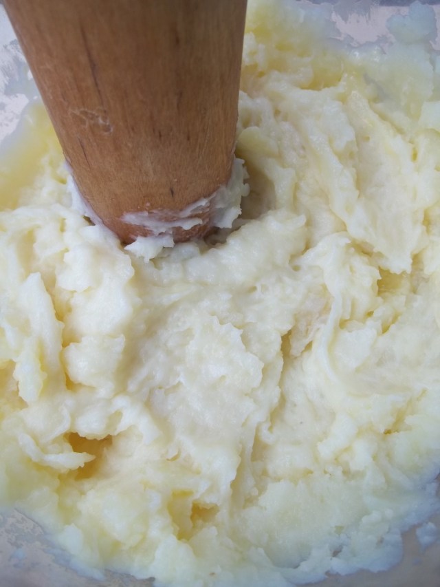 mashing-potato-for-khachapuri-with-potato-recipe