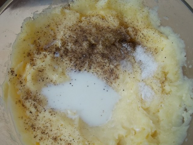 preparing-mashed-potato-for-khachapuri-with-potato-recipe