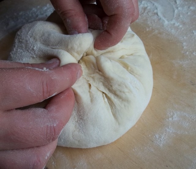 sealing-the-cheese-inside-the-megruli-khachapuri-dough