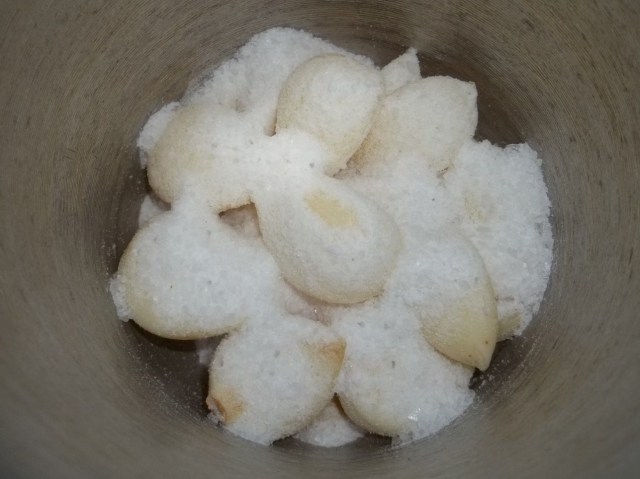 garlic-and-salt-for-spicy-tomato-sauce-recipe