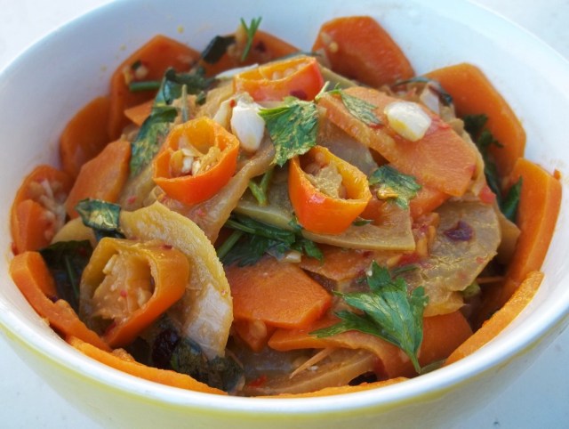 Green Tomatoes with Onion and Carrot