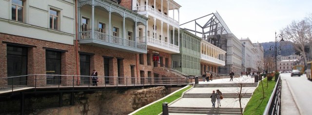 A pedestrian precinct containing walkways and bridges has been created around the 110 meter wall fragment