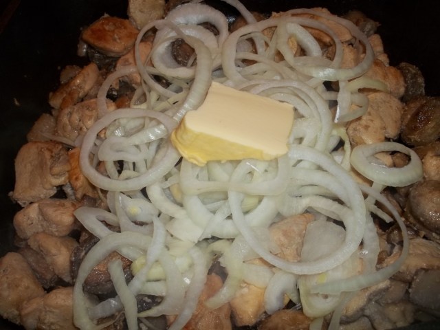 Adding Butter and onions to chicken and mushrooms - Copy
