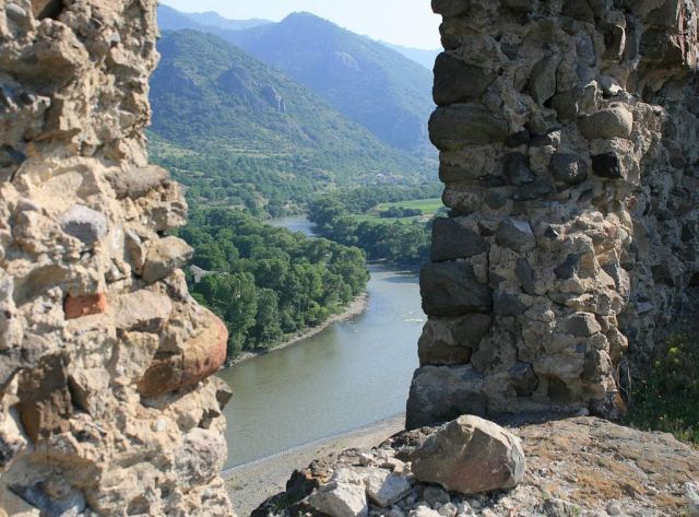 View of the Mtkvari River from Atskuri Fortress. Photo by travelgeorgia.ru, via Wikimedia Commons.