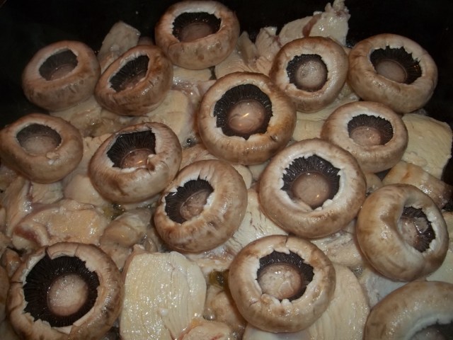 Mushrooms and chicken for Ojakhuri - Copy