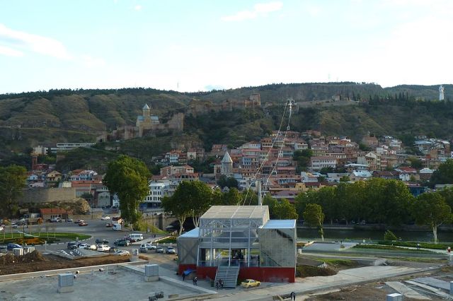 Tbilisi aerial tramway connecting Rike Park with Narikala Fortress. Photo by The Flying Dutchman, via Wikimedia Commons.