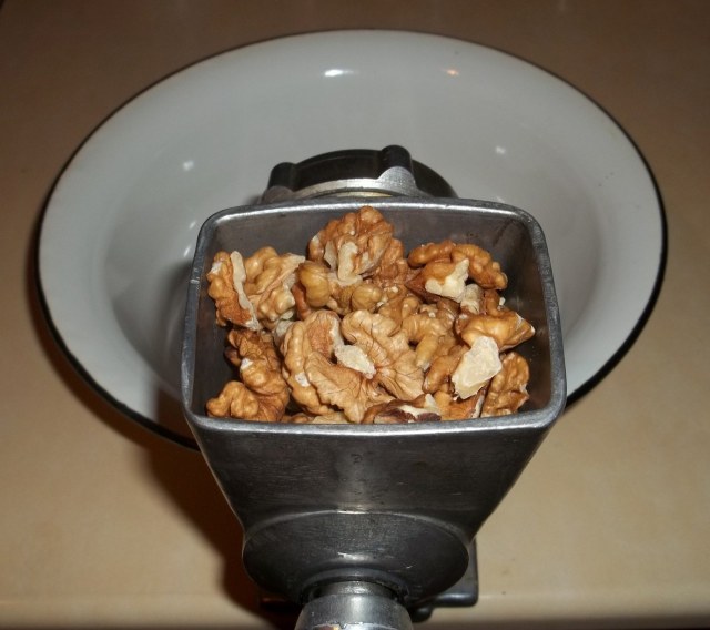 grind-walnuts - Copy
