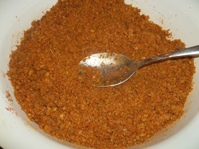 Mixing spices with crushed walnuts and garlic - Copy