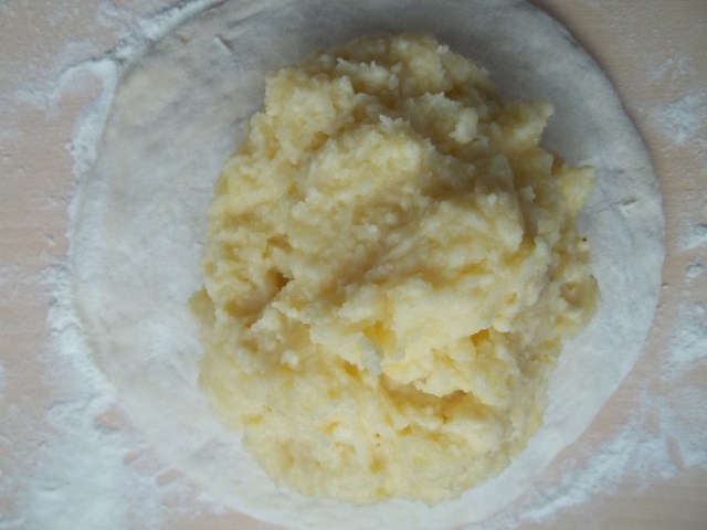 Adding the filling to the dough - Copy