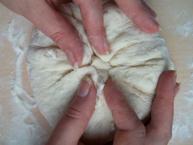 Sealing the Khachapuri - Copy