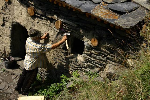 Making repairs to a traditional house in Tusheti