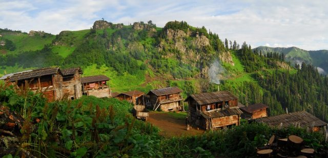 Wooden houses in the mountains. Photo courtesy of goderdzi.ge
