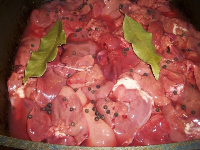 Chicken Liver with Black Peppercorns and Bay Leaves - Copy
