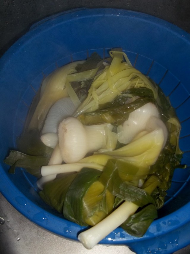 Removing water from boiled leeks - Copy