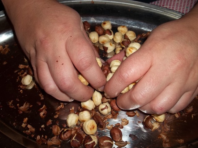 Removing skins from hazelnuts - Copy