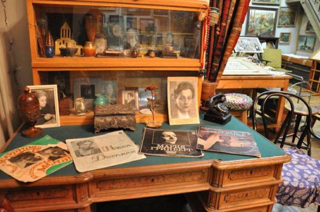 Akhvlediani's desk at the Elene Akhvlediani House-Museum