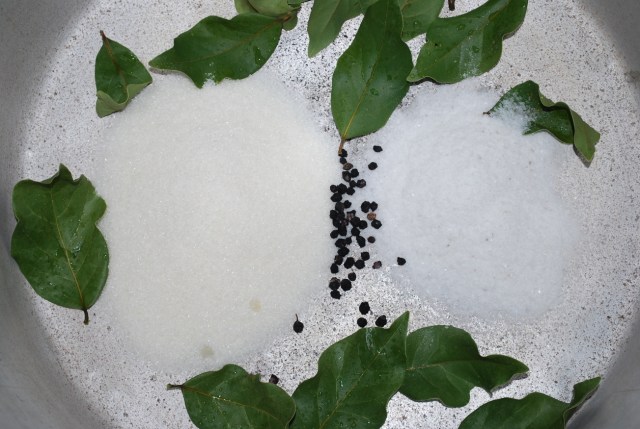 Bayleaves, salt, sugar and black pepper corns - Copy