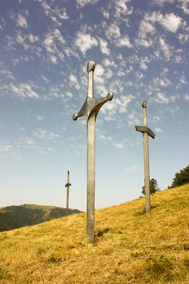 Huge sword sculptures on Mount Didgori commemorate the Battle of Didgori. Photo by George Mel via Wikimedia Creative Commons Licence.  
