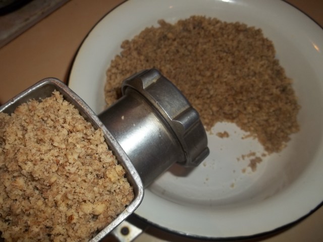 Re-grinding walnuts and garlic