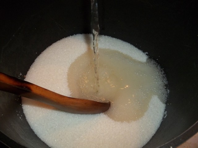 Adding water to sugar and quince juice - Copy