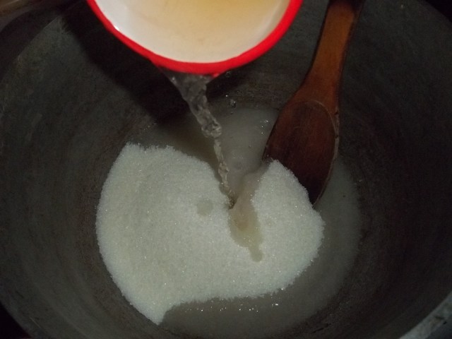 Adding water to sugar - Copy
