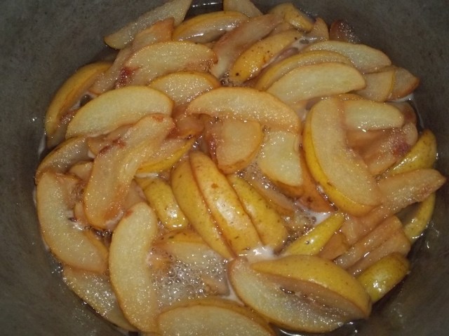 Cooking pears in sugar water - Copy