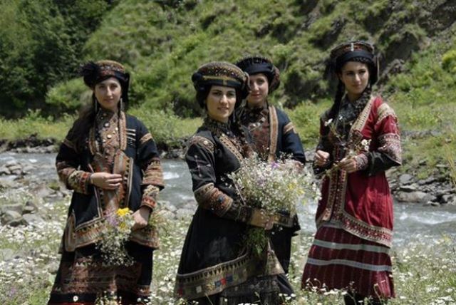 Debi Gogochurebi (Gogochurebi Sisters)