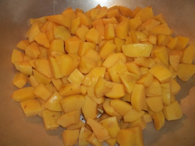 Draining quince in a sieve - Copy