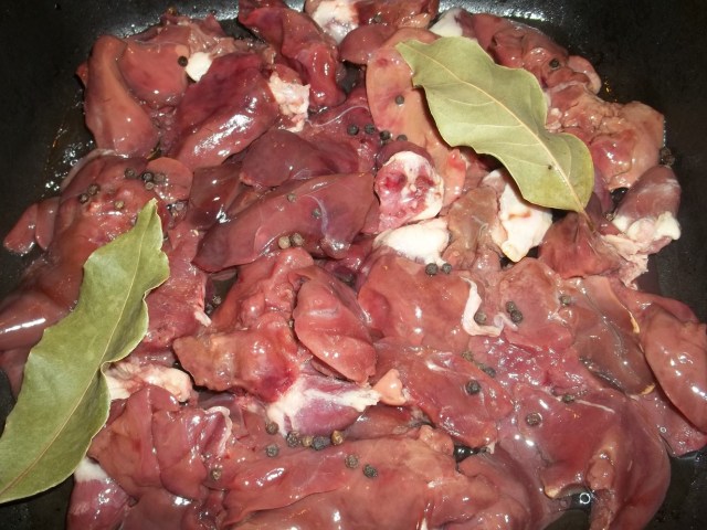 Liver, peppercorns and bayleaves - Copy