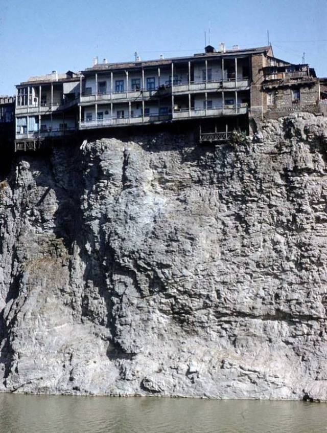 Old balconied houses on top of the cliff above the Mtkvari River in 1958
