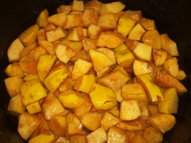 Quince prepared for cooking - Copy