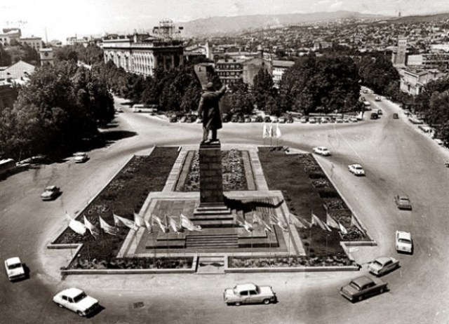 The large statue of Lenin in Lenin Square, Tbilisi
