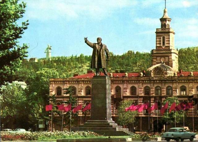 Statue of Lenin in Lenin Square, Tbilisi