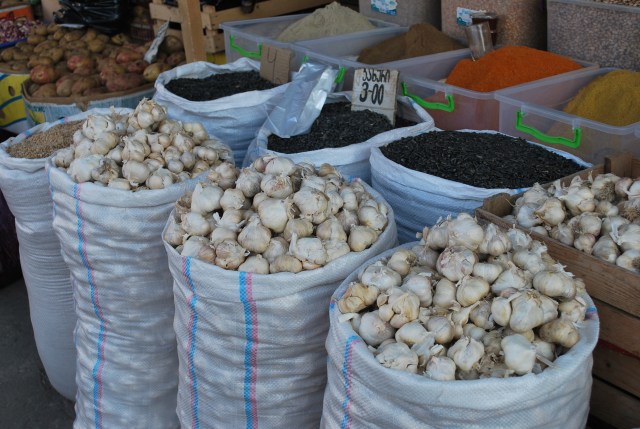 Sacks of garlic at the Dezerter Bazaar
