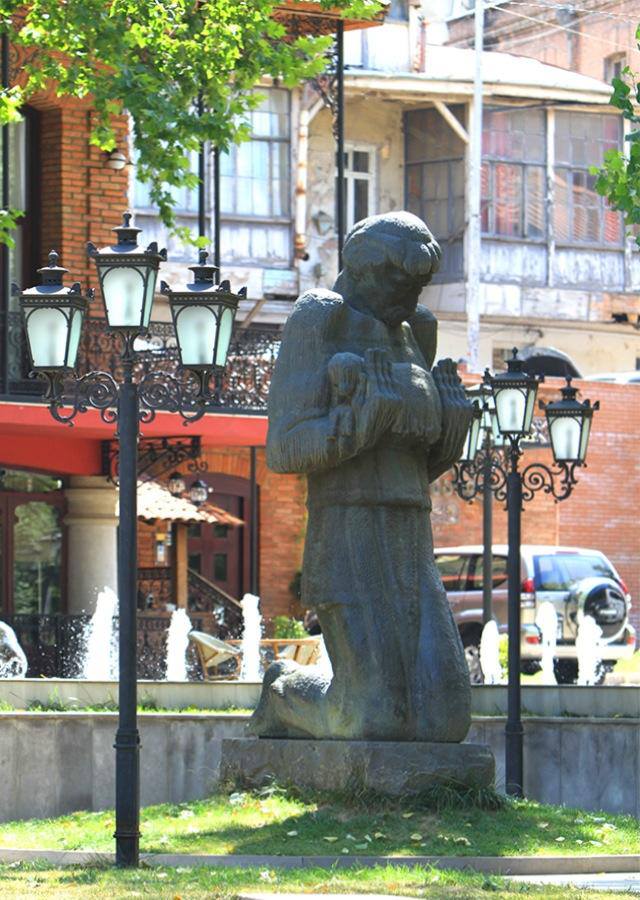 Niko Pirosmani statue in Tbilisi by Elguja Amashukeli. Photo courtesy of Tbilisi Government.