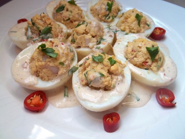Eggs with Garlic and Mayonnaise Sauce